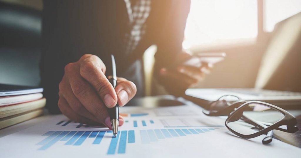 workplace-team-cooperation-businesswoman-laptop-office(1)